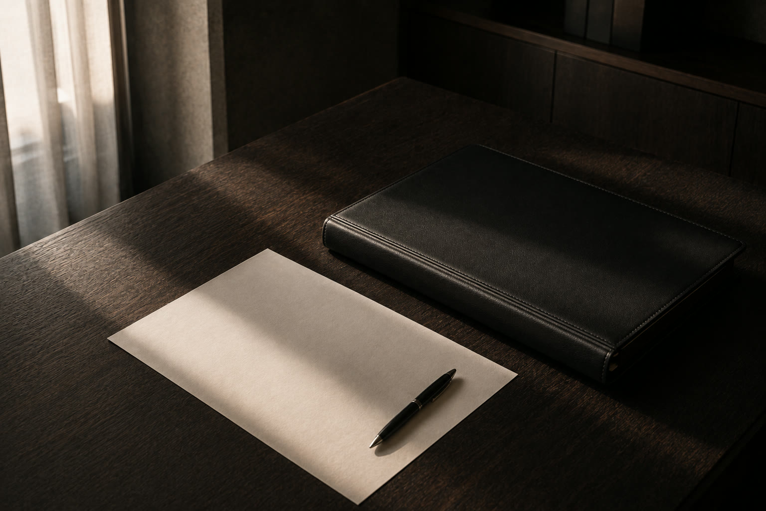 Escritorio privado, portafolio y pluma